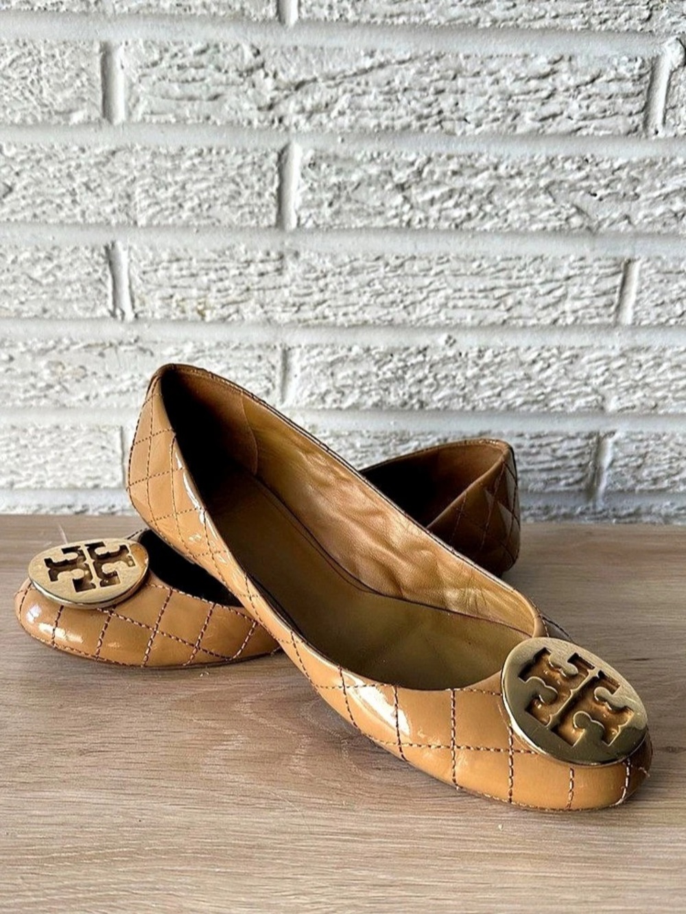 Tory Burch Patent Quilted Leather/ Gold Emblem/carmel tan color/round toe flats